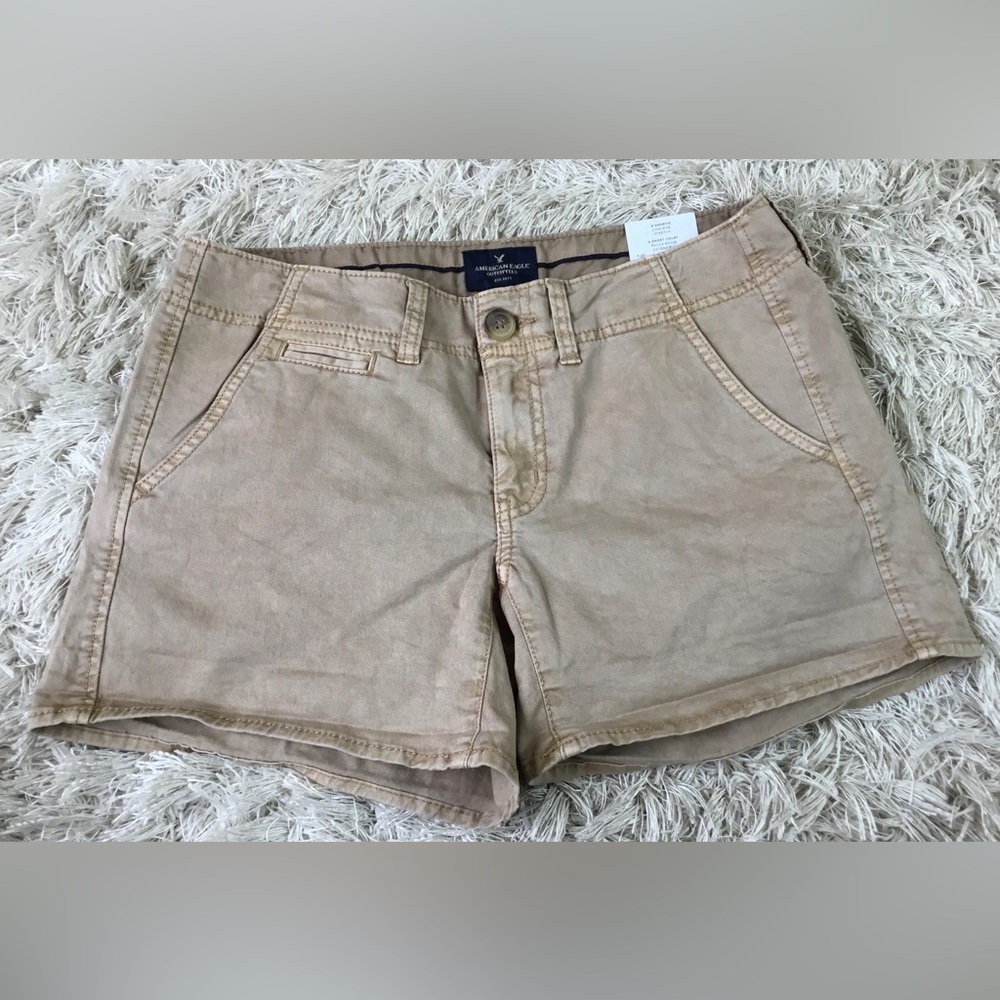 AMERICAN EAGLE Womens size 6 SHORTIE KHAKI SHORTS NEW